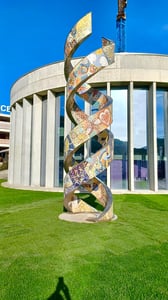 Storia di un DNA, 2022, scultura a mosaico, altezza 702 cm, IBSA (Cosmos - Lugano)