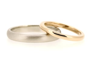とてもシンプルなマリッジリング。素材や表面の仕上げ等は、それぞれのお好みに合わせて。