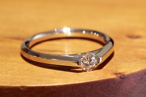 リングの断面は六角形になっています