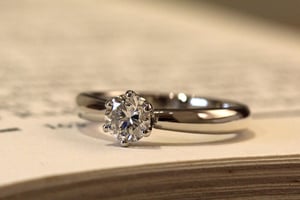 石枠の高さや爪のボリュームを抑えたデザインで、着けていただきやすくなりました