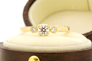 アンティークテイストのエンゲージリング