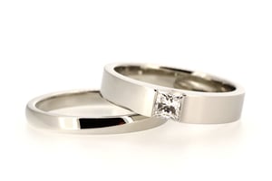 左側：女性用マリッジリング、右側：エンゲージリング