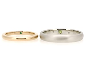 内側にはお誕生石を。イニシャルはお客様が打刻されました。