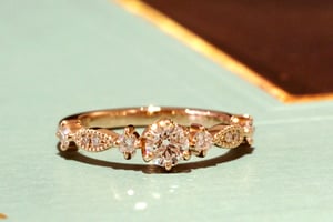 メレダイヤモンドやミルグレインで華麗な雰囲気に