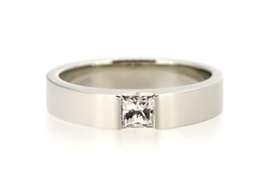 プリンセスカットのダイヤモンドが端正な佇まい