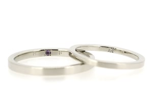 内側にはお誕生石を。イニシャルはおふたりで打刻されました。