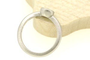 石枠の底面は丸みをつけて、ボリュームを抑えています