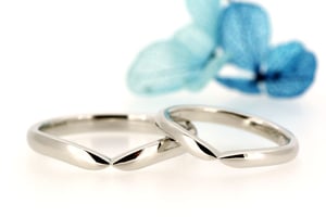 シャープすぎないV字ラインのマリッジリング