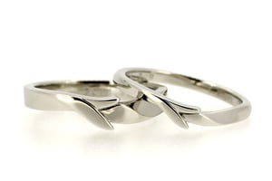 オリーブの葉をモチーフにしたマリッジリング