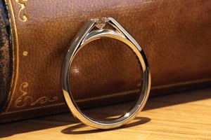 ダイヤモンドのエッジが出ているのでご着用時に注意は必要ですが、その分ダイヤモンドが良く見えるデザインです