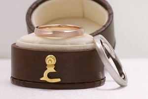 同じデザインのマリッジリングを好みの素材で