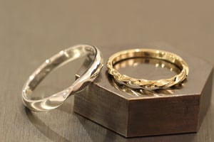 左：Men'sマリッジリング　　右：Lady'sマリッジリング