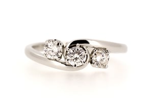 3石を活かしたエンゲージリング