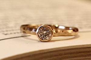 リング幅に動きをつけ、少しラフな印象に