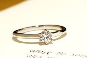 ベースはシンプルなエンゲージリング