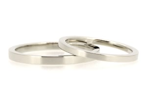 シンプルな平板が美しいマリッジリング