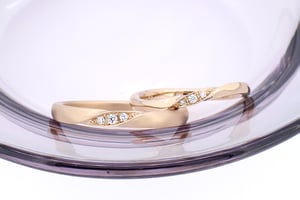 ピンクゴールドのリングにダイヤモンドをあしらって