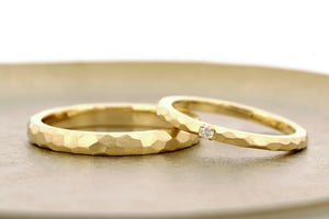 槌目模様のマリッジリング