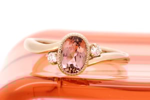 カラーストーンを主役にしたエンゲージリングも素敵です