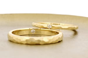 男性用リングには内側に石を