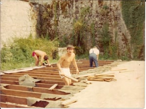 Chanaz août 84: Le démontage de l'ancienne salle de classe se termine