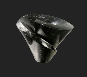 Omarming - geborgenheid in steen | marmer 52x42cm (te koop)