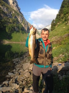 Rolf mit seiner Siegerforelle von 58 cm