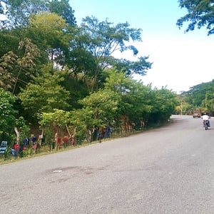Wäsche trocknen am Strassenrand.
