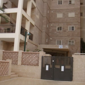 Entrée d'immeuble avec digicode