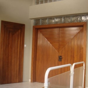 Porte d'entrée vue de l'extérieur