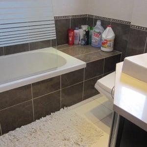 Salle de bain avec baignoire