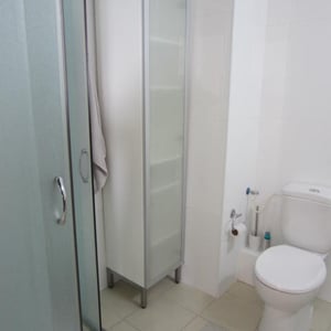 Salle de bain avec douche