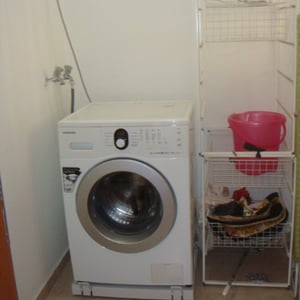 Buanderie avec lave-linge