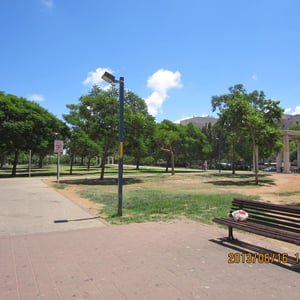 Parc en bas de l'immeuble