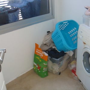 Buanderie avec lave linge et étendoire