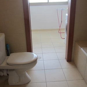 Salle de bain avec baignoire