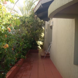 Allée qui contourne la villa