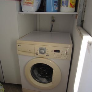 Buanderie avec lave-linge
