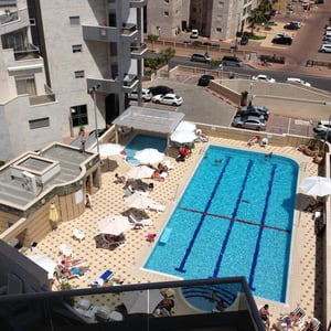 Vue piscine en été