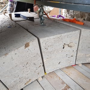 Jagdburg Höfen, Rundbogen in Tuffstein, André Iseli Steinmetz