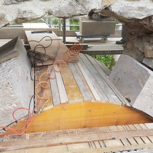 Jagdburg Höfen, Rundbogen in Tuffstein, André Iseli Steinmetz