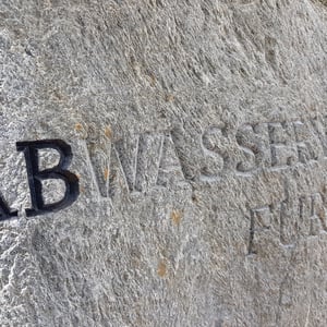 Abwasserverband Furä, Lötschental, Logo gravieren, Findling, André Iseli Steinmetz