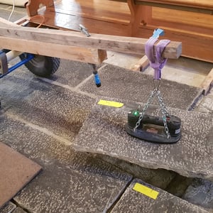 Kirche Wimmis, Bodenplatten aus Ringgenberger Kalkstein, André Iseli Steinmetz