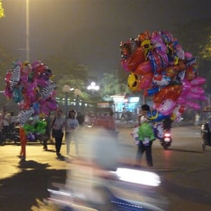 Luftballon-Verkauf auf der Verkehrskreuzung