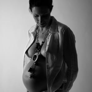 grossesse femme enceinte qui pose en clair obscur maternité