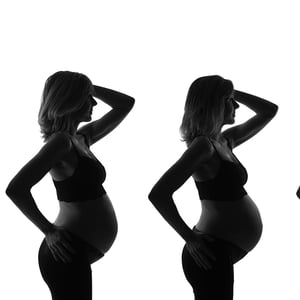maternité femme enceinte qui pose en silhouette suivi de grossesse 