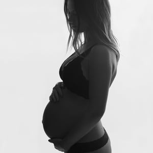 grossesse femme enceinte portrait en clair obscur maternité