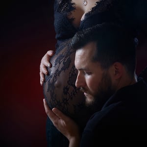 grossesse femme enceinte  papa et le ventre rond de maman