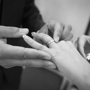 Mariage cérémonie religieuse échange des alliances des mariés