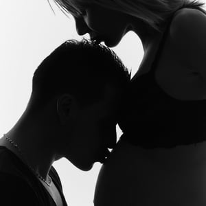 grossesse femme enceinte couple en clair obscur maternité